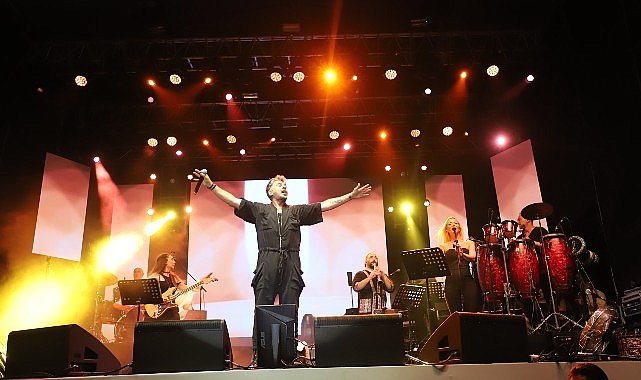 emre-altugun-coskulu-performansi-ile-festival-maratonu-basladi.jpg