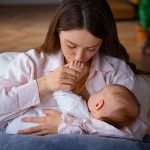 emzirme-hem-anneyi-hem-de-bebegi-rahatlatir.jpg