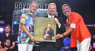 Menemen'de Hakan Altun ve Hüsnü Şenlendirici'den Zafer Konseri