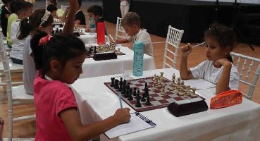 Satranç turnuvasında minikler, yeteneklerini sergiledi