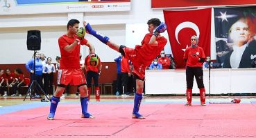 Bayraklı'da Cumhuriyet coşkusu sporla başladı!