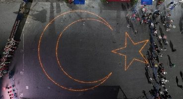 Elazığlıların, çayda çıra oyunuyla yaptığı ay ve yıldız koreografisi büyüledi