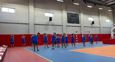 Kaş Ova Spor Salonu'nda spor kursları düzenleniyor