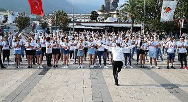 Önce Başkan'dan Zeybek, sonra 300 dansçıdan erik dalı