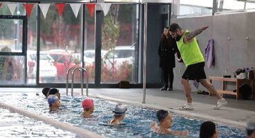 Çankaya'nın ilk kapalı yüzme havuzunda su cimlastiği ilgi görüyor