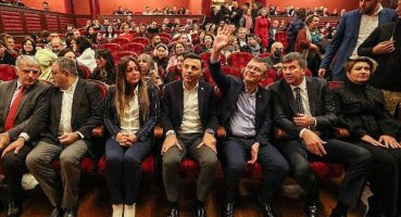 CHP lideri Özgür Özel, dünyaca ünlü soprano Pervin Chakar'ın Kadıköy'de verdiği konsere katıldı