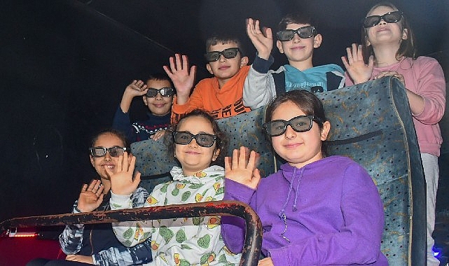 izmirde-cocuklar-12d-sinema-keyfi-yasiyor.jpg