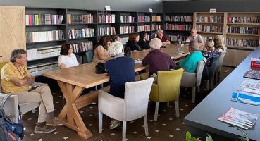 Öğretmen Başkan'dan Bayraklı'ya 6 Kitap Kafe