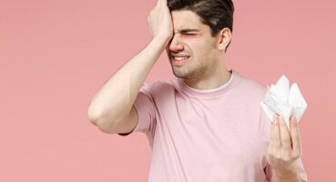 Tokalaşmayla Bile Bulaşabiliyor! Göz Nezlesi Salgınına Dikkat!