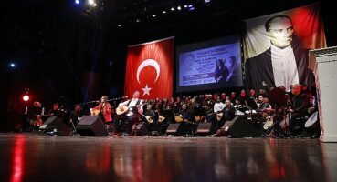 AKM'de türkü dolu gece