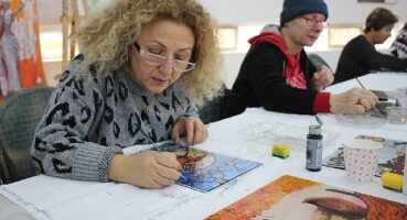 Bilge çınarlar, camaltı boyama eserleriyle yaşama tutunuyor