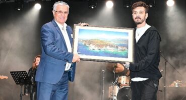 Rock grubu Kolpa Kemer'de konser verdi