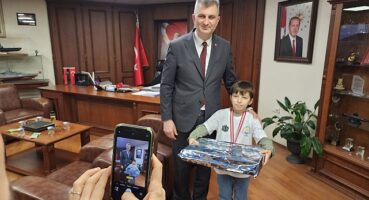 Satrançta Gölcük'ün gururu Başkan Sezer'e konuk oldu