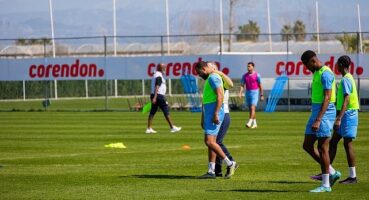 Dick Advocaat'ın çalıştırdığı Curaçao Futbol Milli Takımı, Corendon sponsorluğunda Titanic Deluxe Golf Belek'te