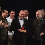 izmir-sehir-tiyatrosu-sanatcilarindan-baskan-soyere-tesekkur-turk-tiyatrosunda-tarih-yazdiniz-sayin-baskan.jpg