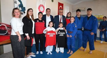 Kemer Belediyesi'nden judoculara malzeme desteği