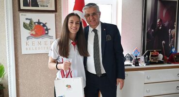 Muay Thai ve kick boks sporcusundan Başkan Topaloğlu'na ziyaret