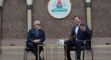 Nevşehir Belediyesi tarafından düzenlenen 'Ramazan Sohbetleri' programının konuğu ünlü yazar Bahadır Yenişehirlioğlu oldu