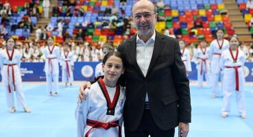 Selçuklu Belediye Başkanı Ahmet Pekyatırmacı, Selçuklu Belediyespor Kulübü'nde Tekvando branşında eğitim gören sporcuların kuşak heyecanına ortak oldu