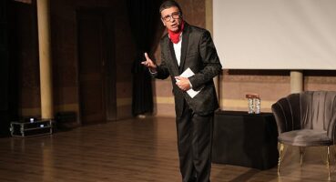 Ünlü sanatçı Cengiz Küçükayvaz'ın oynadığı 'Bir Başarısızlık Hikayesi' adlı tiyatro oyunu Kapadokya Kültür ve Sanat Merkezi'nde sahnelendi