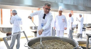 Üsküdar'da Dev Kazanlar Ramazanda İftar İçin Kaynıyor 10 Ayrı Noktada 30 Bin Kişiye Sıcak Yemek Dağıtılıyor