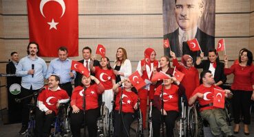 Başkan Aydın engelsiz koroya eşlik etti