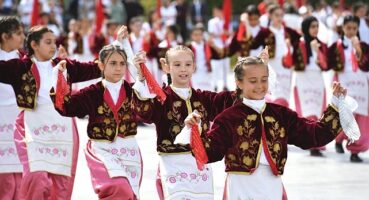 Cumhuriyet Meydanı çocukların gösterileriyle renklendi