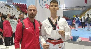 Foça Belediyespor Kulübü Taekwondo Şubesi Sporcusu Asrın Yağız Büyükyavuz, yarı final elemelerini altın madalya ile geçti