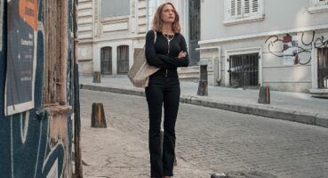 Serenay Sarıkaya'nın Başrolünde Yer Aldığı Ece Yöreng İmzalı Kimler Geldi Kimler Geçti 9 Mayıs'ta Sacede Netflix'te