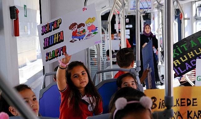 antray-kucuk-kitapseverleri-agirladi-ogrenciler-tramvayda-kitap-okudu.jpg