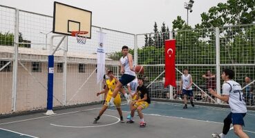 basketbolcular-gaziemirde-kiyasiya-yaristi.jpg