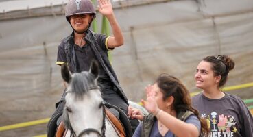 Buca’nın özel çocuklarına atlı terapi