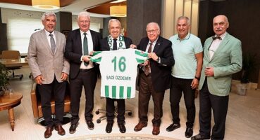 Bursaspor Kulüp Başkanı Sinan Bür ve ekibi Nilüfer Belediye Başkanı Şadi Özdemir’i ziyaret ederek görevinde başarılar diledi