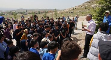 Çevre duyarlılığı adına örnek çalışmalar yürüten Selçuklu  Çevre ve Sıfır Atık Platformu, 530 çevre gönüllüsünün katılımıyla  1.200 adet fidanı toprakla buluşturdu