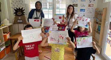 Egeli iletişimci gençler, miniklerin hayallerini sahneliyor