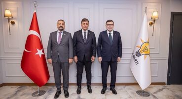 İzmir Büyükşehir Belediye Başkanı Dr. Cemil Tugay AK Parti İl Başkanlığı ziyaretinde iş birliği mesajı verdi  “İzmir daha güzel günler görecek”