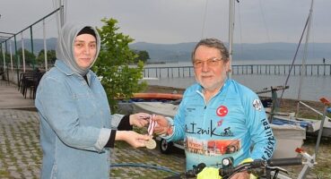 iznikli-yuzme-sampiyonu-erhan-turan-iznikte-anlamli-bir-triatlon-etkinligi-duzenledi.jpg