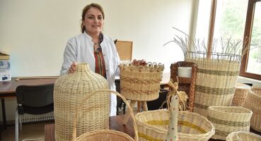 Kartepe Belediyesi KARMEK kurslarında geleneksel el sanatları branşlarından Sepet Örücülüğü modern çizgilerle sanata dönüşüyor