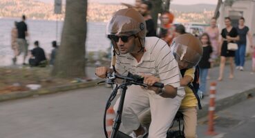 Netflix, Başrolünde Kaan Urgancıoğlu'na Yer Veren Sen Büyüme Bak'Tan Yeni Bir Fragman Paylaştı