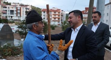 Nevşehir Belediye Başkanı Rasim Arı, belediye ekiplerinin mahallelerdeki çalışma alanlarında incelemelerini sürdürüyor