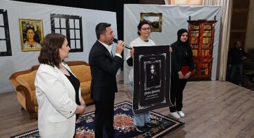 Nevşehir'de yeni kurulan Tozlu Sahne tiyatro ekibinin ilk oyunu olan '9 Canlı' adlı polisiye komedi Kapadokya Kültür ve Sanat Merkezi'nde sahnelendi