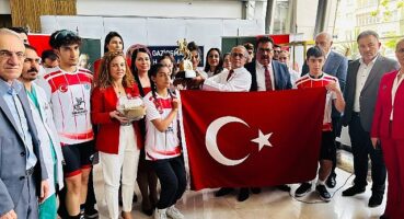 Samsun’dan Gelen Bayrak ve Toprak Genç Doktorlara Teslim Edildi