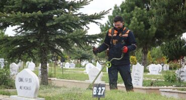 Sivas Belediyesi, mezarlık alanlarında düzenli olarak gerçekleştirdiği temizlik çalışmalarına devam ediyor