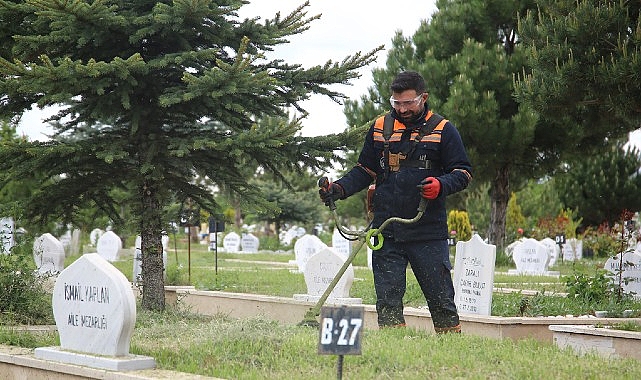 sivas-belediyesi-mezarlik-alanlarinda-duzenli-olarak-gerceklestirdigi-temizlik-calismalarina-devam-ediyor.jpg